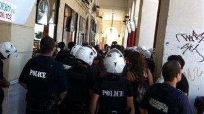 Φοιτητές «όμηροι» των ΜΑΤ στην πλατεία Αριστοτέλους