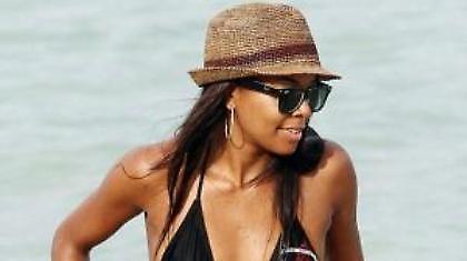 Η σέξι κυρία Ουέιντ με μαγιό(pics)