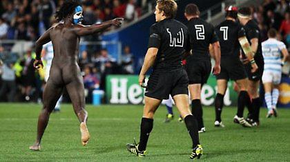 Γυμνός φίλαθλος τρέχει στο γήπεδο (video)