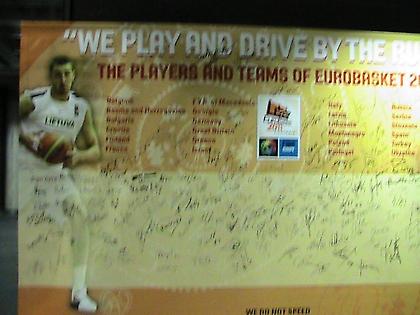 Ο τοίχος με τις υπογραφές των αστέρων