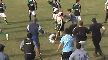 Γκολ και… ξύλο (video)