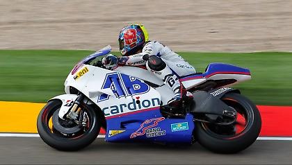 Κοιτάζει μπροστά