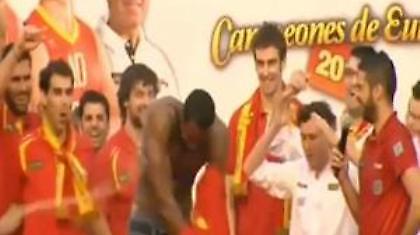 Το… στριπτίζ του Ιμπάκα (Video)