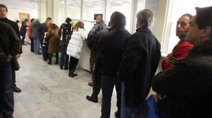 Ουρές χιλιομέτρων για να γλιτώσουν το χαράτσι