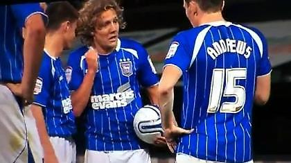 -Εγώ θα το χτυπήσω. -Όχι, εγώ θα το χτυπήσω… (video)