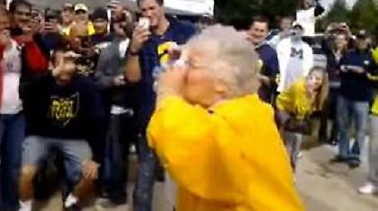 Οι γιαγιάδες πίνουν υποβρύχια (video)