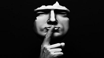 Ας σωπάσουμε κι’ ας ακούσουμε τις φωνές