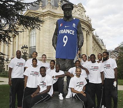 Έντυσαν τον Τσόρτσιλ… Πάρκερ