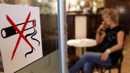 Απαγορεύεται το κάπνισμα. Αντε χάσου ρε μπάτσε!