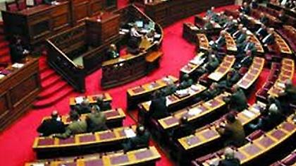 Συνεχίζονται οι αντιδράσεις για τα βουλευτικά προνόμια