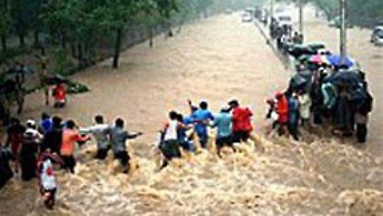 Στους 100 οι νεκροί από τις πλημμύρες στην Ινδία