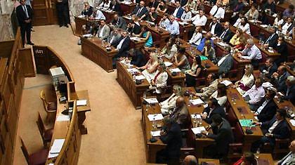 Θρίλερ με δύο βουλευτές στην κρίσιμη ψηφοφορία για το χαράτσι