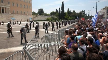 Ξανά οι φράχτες έξω από τη Βουλή