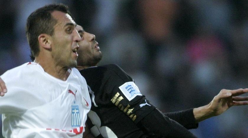 Έρχεται και υπογράφει