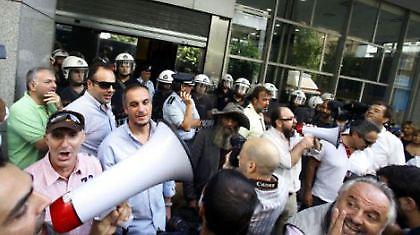 «Ντου» σε υπουργεία!