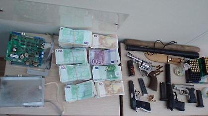 Βρήκαν οπλοστάσιο μέσα σε... βενζινάδικο!