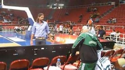 Ο Φράγκι… παρηγορεί τον Διαμαντίδη (video)