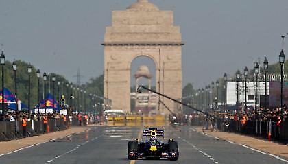 Ένας «κόκκινος ταύρος» στην Ινδία (vids)