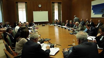 Στην κόψη του ξυραφιού η πληρωμή μισθών και συντάξεων στο Δημόσιο