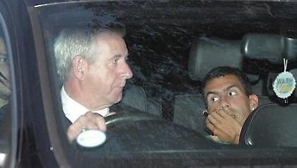 Σε τεντωμένο σκοινί ο Τέβες