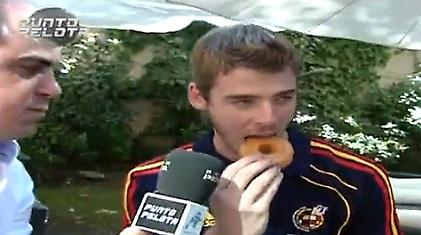 Ρεπόρτερ κέρασε… ντόνατ τον Ντε Χέα (video)