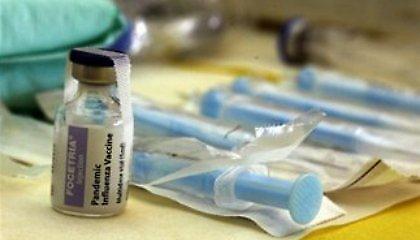 Στα ράφια των φαρμακείων τα αντιγριπικά εμβόλια