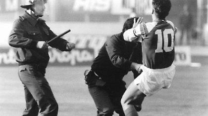 Ο ποδοσφαιριστής που έγινε λαϊκός ήρωας (videos)