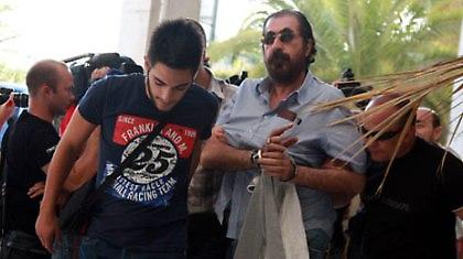 Ο Μάκαρος οπλίζει κι ο ανακριτής πυροβολεί!