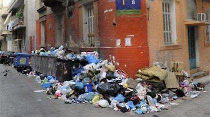 Βουνά τα σκουπίδια στους δρόμους