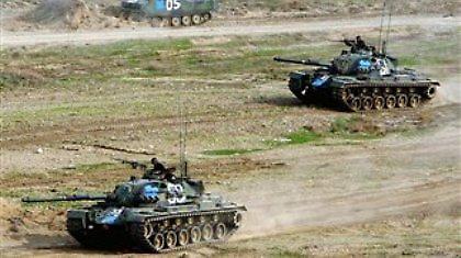 «Οι χρεοκοπημένοι Έλληνες αγοράζουν άρματα μάχης»