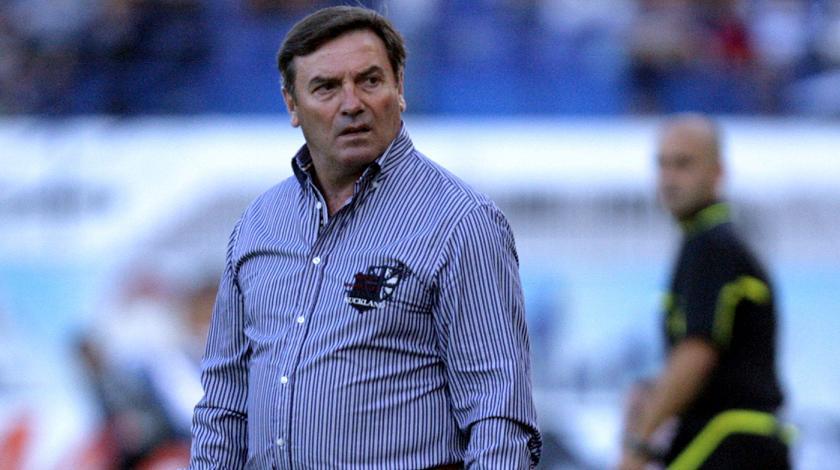 Μπροστά βγάζει φωτιές, πίσω...