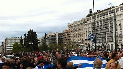 Πληθαίνει ο κόσμος στο Σύνταγμα