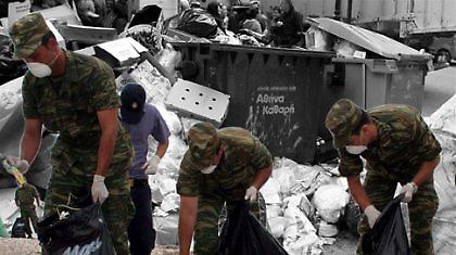 Στρατιώτες στο τιμόνι των απορριμματοφόρων