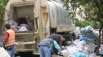 Η ΠΟΕ-ΟΤΑ θα μαζέψει τα σκουπίδια για τις πορείες