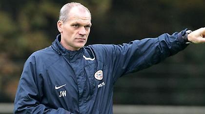 Έξω Κούμαν, μέσα Βάουτερς