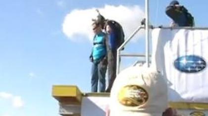 Βουτιά θανάτου από γέφυρα (video)