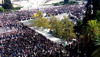 Επεισόδια αναρχικών με το ΠΑΜΕ στο Σύνταγμα