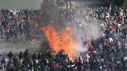 Αγριες συγκρούσεις στην πλατεία Συντάγματος