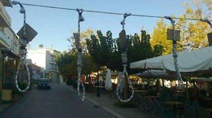 Έστησαν κρεμάλες για τους βουλευτές στην Πάτρα