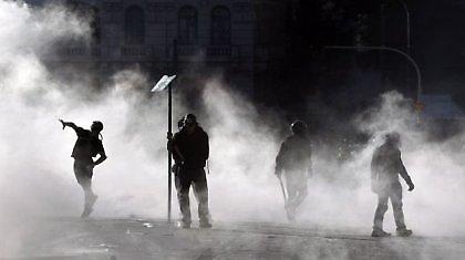 Μάχες σώμα με σώμα κουκουλοφόρων – ΜΑΤ