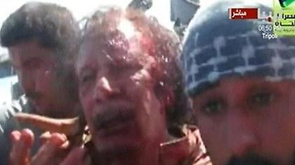 Οι τελευταίες στιγμές του Καντάφι (video)