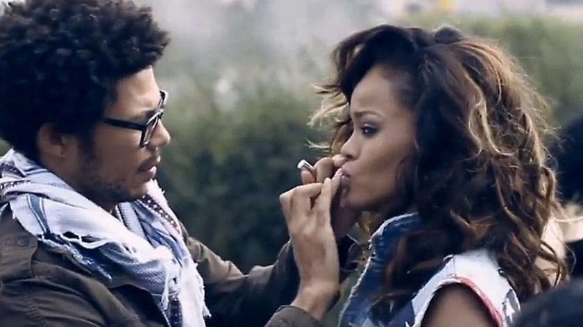 Τι έκανε η Rihanna στο sex shop;