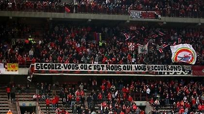 «Πέσιμο» οπαδών στους παίκτες της Σταντάρ