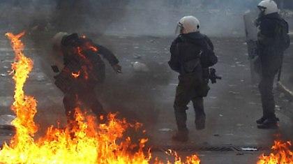 Μπάλα, ελιές και δακρυγόνα