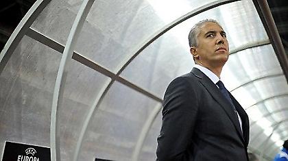 Και ο Κωστένογλου γυαλίζει παπούτσια! (photo)