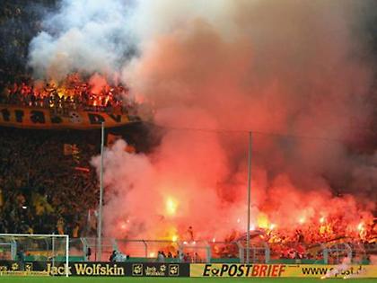 Επεισόδια στο Ντόρτμουντ-Δυναμό Δρέσδης (video)