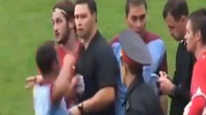 Έδωσε μπουνιά στον διαιτητή και… αποσύρθηκε (video)