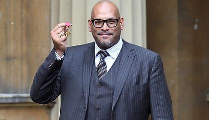 Βασιλική τιμή σε Τζον Αμίτσι