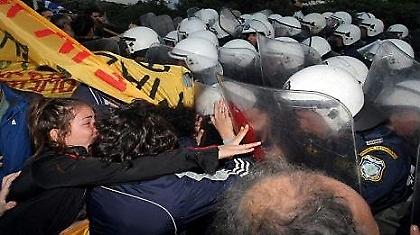 Διαδήλωση έξω από τη σύνοδο της Σοσιαλιστικής Διεθνούς