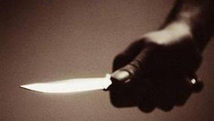 Μαχαίρωσε την πρώην σύζυγό του και εξαφανίστηκε